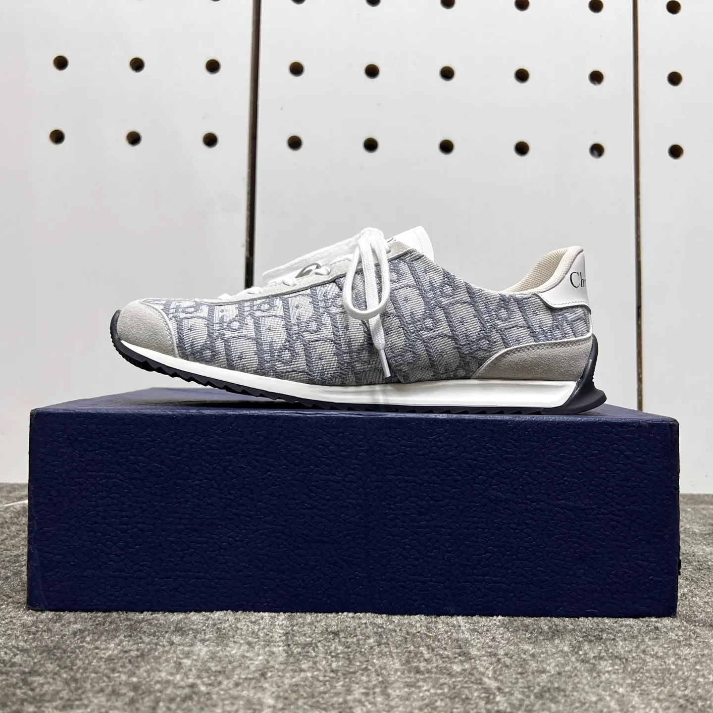 Factory price: 420💰【DIAo•Dior】Original quality.~ Unique modern style sneakers. 🏃A must-have casual shoe for trendy men😍😍 Original brand imported from Italy, imported original leather, sheep lining (refuses to discolor and grind feet) Sole: Original sole provided by the original factory, French lazy style design ⚠️Fit to the feet, original quality, super comfortable original sole. It’s like shooting the real thing 🎬The real thing is better, high-quality sneakers, size: 38-44, custom-made 45